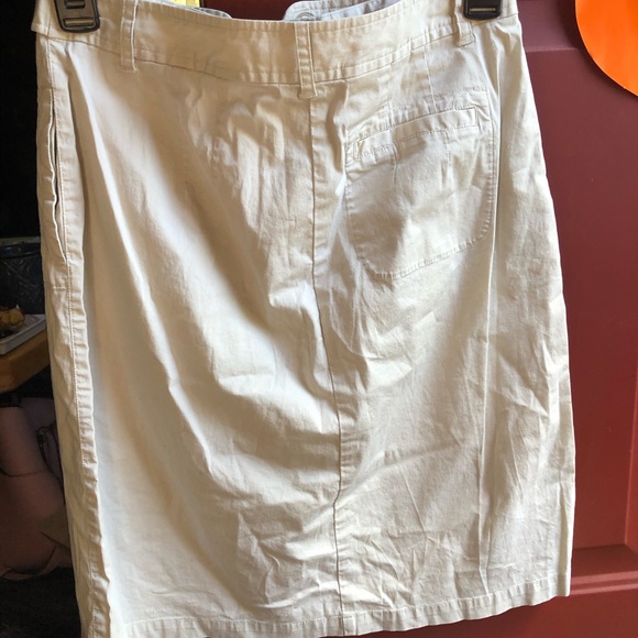 Khaki colored skirt with pockets - Picture 5 of 5